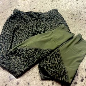 Old Navy Active - leggings. Size large. Green snake print, 7/8 length.